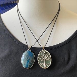 Détail du collier pendentif arbre de vie serti de pierre d'agate sur un mannequin