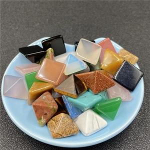 Mix di cabochon a piramide in pietre dure in un vassoio a cuore per gioielli DIY