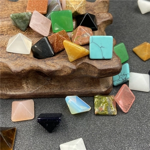 Dettaglio di piccole pietre di cristallo e agata a forma di piramide in vari minerali