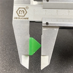 Misura di una pietra agata verde a piramide da 12mm con calibro per componenti gioielli DIY