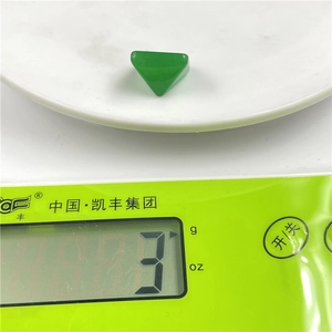 Dettaglio macro di pietra agata verde da 3g su scala per accessori di gioielleria