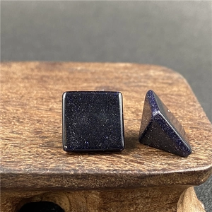 Vista macro di cabochon a piramide in arenaria blu con effetto glitter dorato stellato