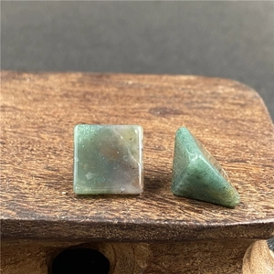 Vista macro di pietre di agata a forma di piramide per la creazione di gioielli fai da te