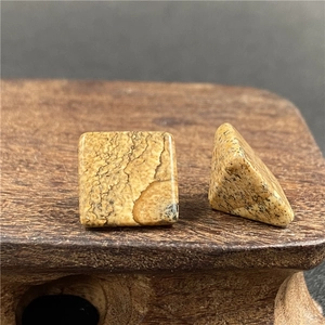 Macro di gioielli in diaspro paesaggio naturale con venature uniche simili al legno naturale
