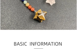 Dettaglio macro di 7 pietre naturali chakra con ciondolo a stella Merkaba e occhio di tigre