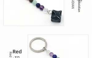 Dettaglio del portachiavi dei sette chakra con pietre di cristallo e ciondolo Merkaba nero