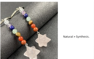 Dettaglio portachiavi stella Merkaba con perline chakra colorate su sfondo nero strutturato