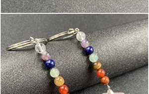 Dettaglio portachiavi in pietre naturali dei sette chakra con anello in metallo argento