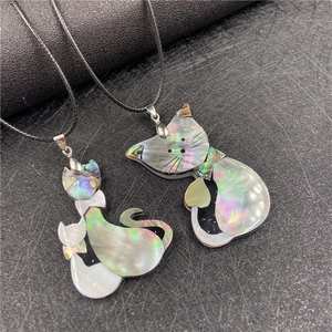 Collana con ciondolo a forma di gatto in conchiglia di abalone e cordino nero