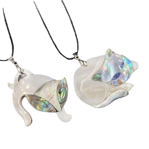 Collana con ciondolo a gatto in conchiglia bianca e intarsi di abalone colorati