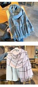 Détail d'une écharpe à carreaux rétro épaisse avec des franges douces en bleu et rose