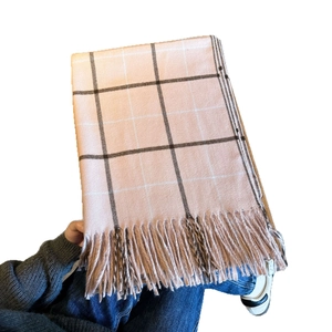 Écharpe à carreaux rose et gris avec franges en maille douce pour l'hiver