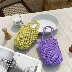 Sac à main crocheté fait main avec tissage creux en vert et violet pour l'été