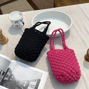 Sacs seaux faits main en noir et rose pour un look décontracté et élégant en été