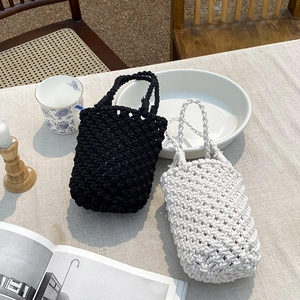 Détails de sacs seaux tissés à la main en corde de coton noir et blanc au style épuré