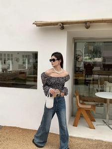 Sac seau tissé à la main porté par un mannequin avec une tenue florale décontractée