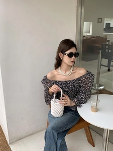 Haut chic en mousseline à fleurs épaules dénudées avec un sac seau tissé blanc élégant