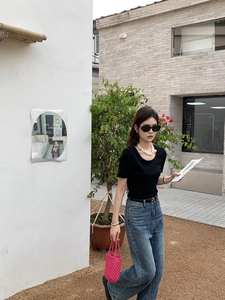 Sac seau rose tissé à la main ajouré assorti à une tenue d'été décontractée chic