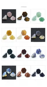 Vista de 12 pirámides hexagonales de cristal natural y piedras semipreciosas en red