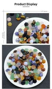 Vista detallada de pirámides hexagonales de piedras preciosas de 14x16mm en un plato blanco