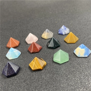 Pirámides hexagonales de piedras semipreciosas pulidas, incluyendo ojo de tigre y cuarzo