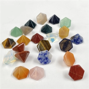 Primer plano detallado de piedras preciosas piramidales hexagonales de cristal y ágata
