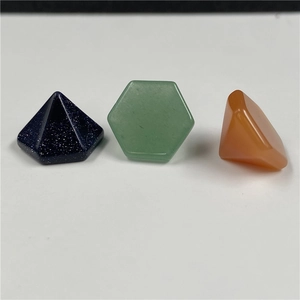 Detalle de pirámide de lluvia de estrellas azul y ágata naranja hexagonal pulida
