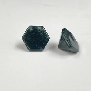 Vista detallada de piedras de ágata musgo hexagonales con texturas verdes naturales