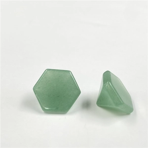 Vista macro de dos piedras de pirámide de ágata verde hexagonal con acabado pulido liso