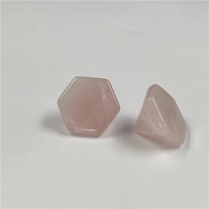 Vista detallada del cristal hexagonal de cuarzo rosa con textura de piedra natural