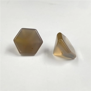 Detalle macro de ágata ámbar hexagonal con bordes pulidos para creación de joyas DIY