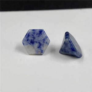 Vista detallada de piezas de cristal de ágata azul y blanca en forma hexagonal