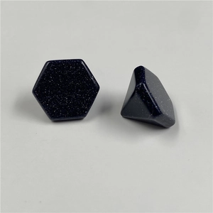 Primer plano de colgante hexagonal de piedra arenisca azul con superficie de cristales