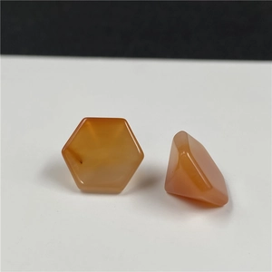 Vista macro de piedra de ágata naranja hexagonal facetada para la creación de joyas