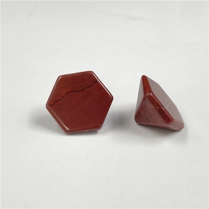 Vista macro de piedras de jaspe rojo hexagonales pulidas con textura natural y tonos rojos