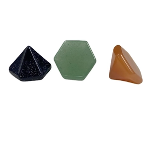 Set de piedras naturales pulidas con pirámide de arenisca azul y hexágono de aventurina