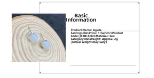 Detailansicht runder Achat-Ohrstecker mit glatter Textur auf einem Holzständer