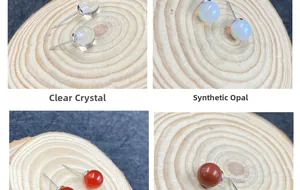 Nahaufnahme von Kugelohrsteckern aus Achat, Amethyst und synthetischem Opal