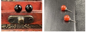 Detailansicht runder Ohrstecker aus schwarzem Obsidian und rotem Achat mit Metallstiften