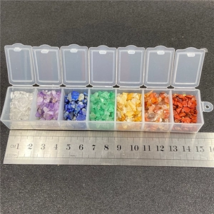 Boîte à 7 compartiments avec cristaux naturels dont améthyste et quartz, 15,5 cm long