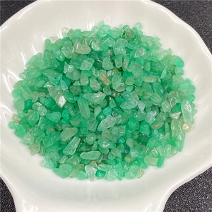 Vue de dessus de pierres de cristal vert naturel dans un bol décoratif en forme de coquille