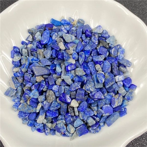 Vue macro de pierres de lapis-lazuli polies avec des minéraux bleus et blancs naturels