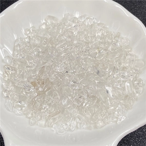 Vue détaillée de graviers de cristal de roche naturel dans un bol en céramique blanche