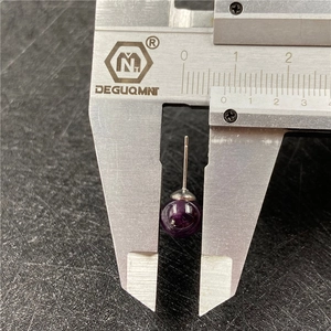 8mm runder lila Amethyst Ohrstecker aus Silbermetall gemessen mit einem Messschieber