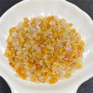 Pierres de cristal jaune polies en bol blanc pour succulents et décoration maison