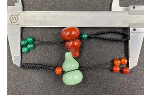 Detail showing natural agate and jade gourd pendants with manual measurement of 40mm height