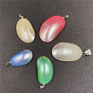 Vue de dessus de pendentifs ovales en perle Mabe colorés en jaune, rouge, bleu et vert