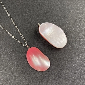 Détail de pendentifs ovales en nacre rose et blanc avec chaînes en argent