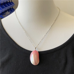 Collier romantique français avec pendentif en nacre rose irisée sur une chaîne argentée