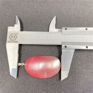 Pendentif en nacre rose mesuré au pied à coulisse pour une taille précise